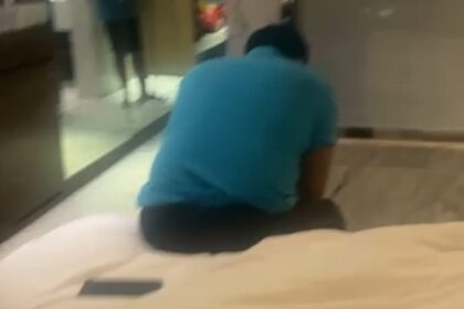 जालंधर: युवती ने अपने पति को गर्लफ्रेंड के साथ दबोचा, होटल में जबरदस्त हंगामा, वीडियो वायरल