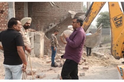 Jalandhar News: जालंधर के Ex MLA के करीबी की इमारत पर निगम ने चलाया बुलडोजर, इमारत मालिक बोला - 17 लाख दिए, फिर भी तोड़ दिया