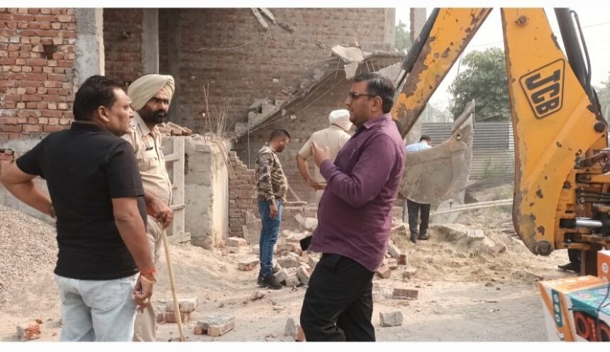 Jalandhar News: जालंधर के Ex MLA के करीबी की इमारत पर निगम ने चलाया बुलडोजर, इमारत मालिक बोला - 17 लाख दिए, फिर भी तोड़ दिया