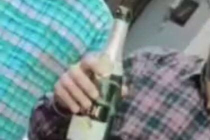 Punjab News: सरकारी दफ्तर को बना डाला 'मयखाना', अकाली-कांग्रेस के बाद अब AAP की सरकार में भी ऐश कर रहा है अधिकारी, सरकारी दफ्तर में करता है दारू पार्टी