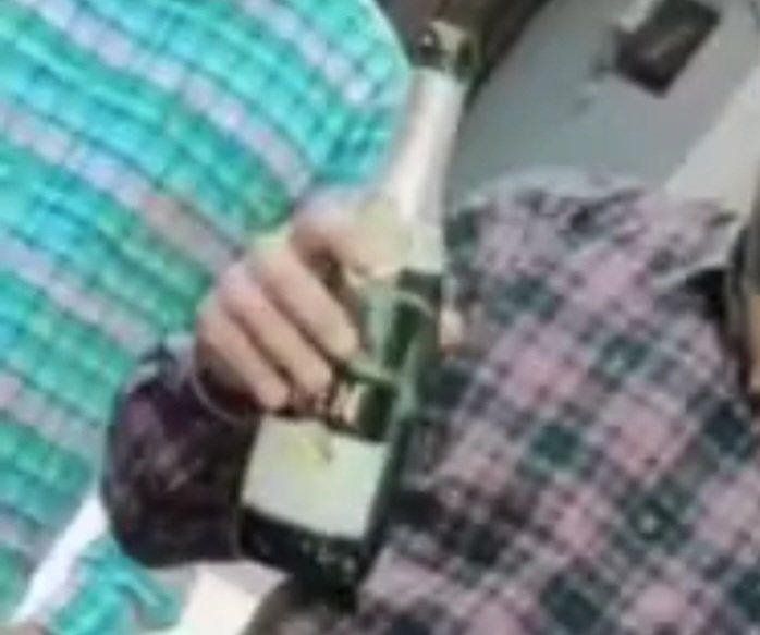 Punjab News: विधायक के PA पर शराब की बोतल चुराने का आरोप, लोगों ने पीटा, वीडियो वायरल