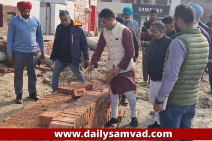 Punjab News: सीवरेज चैंबर बनाने में घटिया ईंट लगा रहा था ठेकेदार, मंत्री अमन अरोड़ा ने अफसर और ठेकेदार को दी चेतावनी, कहा- बेईमानी किया सीधे जेल जाओगे