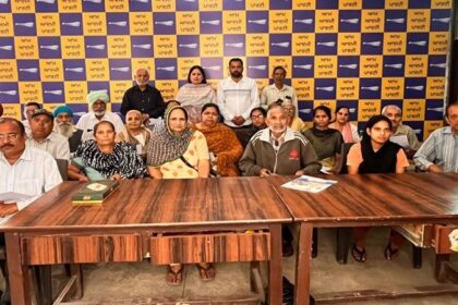 Jalandhar News: जालंधर वेस्ट के वार्ड- 42 में पूर्व पार्षद सुनीता रिंकू ने पैंशन योजना पत्र बांटे