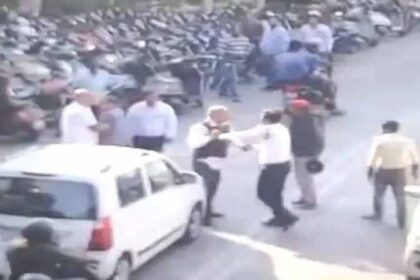 Traffic Policeman Was Beaten: वकीलों ने बीच सड़क सिपाही को पीटा, तीन वकीलों के खिलाफ FIR दर्ज