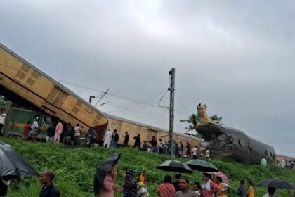 Train Accident: कंचनजंगा एक्सप्रेस से भिड़ी मालगाड़ी, 3 डिब्बे पटरी से उतरे, 7 लोगों की मौत, कई घायल