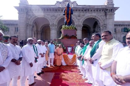 UP News: मुख्यमंत्री ने पुण्यतिथि पर किसान नेता व पूर्व प्रधानमंत्री को किया नमन