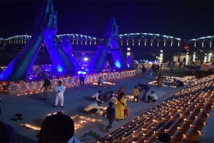 Dev Deepavali: गंगा किनारे उतरे 'आकाशगंगा के सितारे'