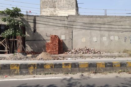 नवजोत सिद्धू ने जिस निर्माण को अवैध बताकर डिच चलवाई थी, निगम के अफसर उस पर हुए मेहरबान, गुरुनानक पुरा रोड पर फिर से अवैध निर्माण शुरू, MTP का फोन रहता है व्यस्त, कौंसलर बोले- मुझे मालूम नहीं, CM से शिकायत, देखें VIDEO