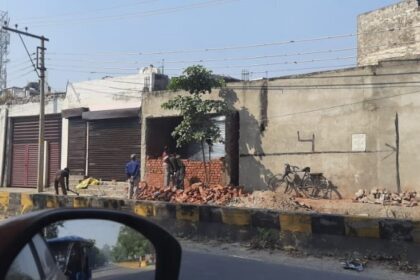 मुख्यमंत्री, निकाय मंत्री और चीफ सैक्रेटरी का आदेश डस्टबिन में, निगम अफसर ने खड़े होकर करवाई अवैध कामर्शियल का निर्माण, शटर लगाने के बाद बाहर से चुनवाई दीवार