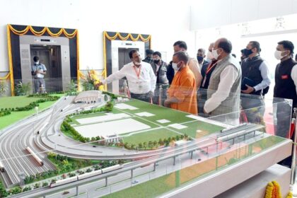 सीएम योगी ने हरी झंडी दिखा कर किया कानपुर मेट्रो के ट्रायल रन का शुभारंभ, ट्रैक पर दौड़ पड़ी मेट्रो