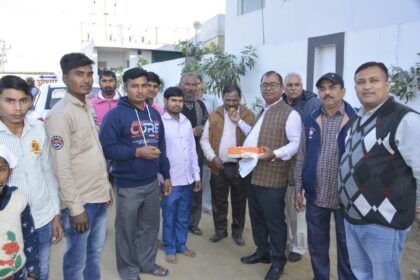 समाज सेवक दीनानाथ प्रधान ने कृषि कानून वापसी की खुशी में वार्ड-16 के लोगों के साथ बांटे लड्डू