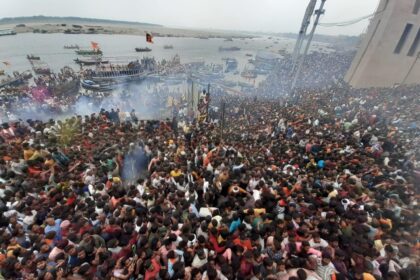 Masan ki Holi: काशी में खेली गई विश्व प्रसिद्ध मसाने की होली, देखें तस्वीरें