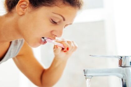 Without Brush Food Side Effects: बिना ब्रश किए खाना पड़ सकता है भारी, मसूड़ों के साथ-साथ दिल की बीमारियों का भी खतरा; पढ़े