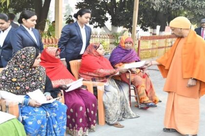 Yogi Adityanath: जनता दर्शन में सीएम योगी आदित्यनाथ ने सुनीं दो सौ लोगों की समस्याएं