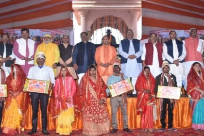 Yogi Adityanath: सामूहिक विवाह समारोह में सम्मिलित हुए मुख्यमंत्री, नव दम्पतियों को दिया आशीर्वाद