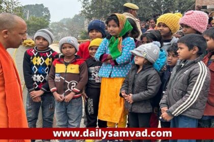 Ayodhya: बच्चों से हालचाल लेना नहीं भूले सीएम योगी, बाबा को देख भाव विह्वल हो उठे बच्चे