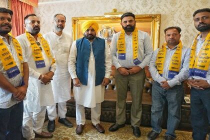 Punjab Politics: कांग्रेस को बड़ा झटका, कई नेताओं समेत पार्षदों ने थामा आप का हाथ