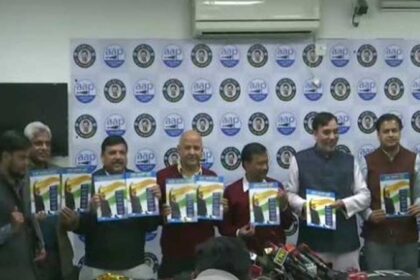 AAP ने जारी किया घोषणा पत्र, सफाईकर्मी की मौत पर 1 करोड़ रुपये मुआवजा, स्कूलों में पढ़ाएगी देशभक्ति