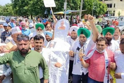 AAP के नेताओं ने घेरा डीसी आफिस, फूंक दिया PM मोदी और CM खट्टर का पुतला