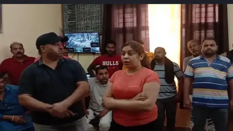 जालंधर में PM मोदी का पुतला फूंक रहे AAP वर्कर पर चढ़ाई कार, जमकर हंगामा