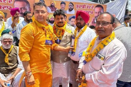 Jalandhar By Poll: दीनानाथ प्रधान ने सपा नेता सतपाल ढिल्लों को ज्वाइन करवाया AAP, मंत्री अमन अरोड़ा और MLA रमन अरोड़ा ने पहनाया पटका