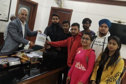 SCBC स्कॉलरशिप को लेकर ABVP ने डीएवी और मेहरचंद कॉलेज के प्रिंसिपल को सौंपा ज्ञापन
