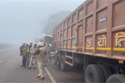 Punjab News: खड़े ट्रक से टकराई यात्रियों से भरी बस, कईं लोग घायल