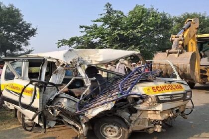 Accident News: स्कूल बस और वैन की भीषण टक्कर, 4 बच्चों समेत 5 की मौत, कई घायल