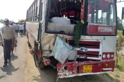 Accident News: स्कूल वैन और सरकारी बस की भीषण टक्कर, यात्रियों समेत 15 बच्चे घायल