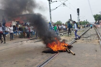 'अग्निपथ' को लेकर भारी बवाल, दंगाइयों ने ट्रेनों में लगाई आग, पथराव में कई यात्री घायल, रेलवे स्टेशन पर तोड़फोड़