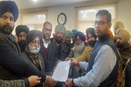 Jalandhar News: अकाली दल के नेताओं ने नगर निगम के कमिश्नर को सौंपा मांग पत्र, पवन टीनू बोले- शहर का सत्यानाश कर दिया