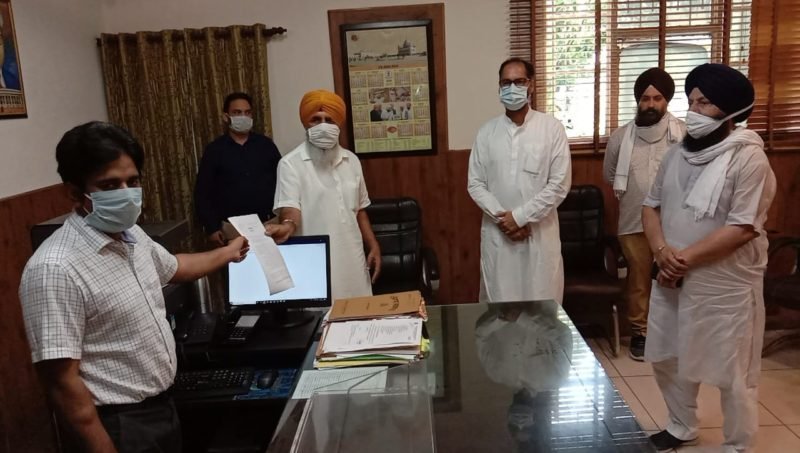 अकाली दल के विधायक पवन टीनू ने शिअद प्रधान के साथ एडीसी को सौंपा ज्ञापन, पढ़ें