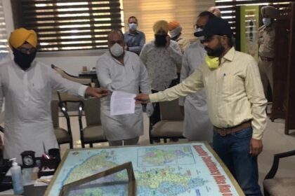 जालंधर के डीसी दफ्तर पहुंचे अकाली दल के विधायक, कहा - कोरोना संकटकाल में सरकार लापरवाह