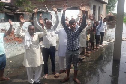 नारकीय जीवन जीने के लिए मजबूर है गांव के लोग, पोखर पर किया दबंगों ने कब्जा, लोगों ने किया विरोध प्रदर्शन