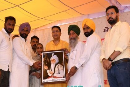Punjab News: कैबिनेट मंत्री अमन अरोड़ा द्वारा गांव बडरुखां में राज्य स्तरीय समारोह के दौरान शेर-ए-पंजाब महाराजा रणजीत सिंह को श्रद्धांजलि अर्पित