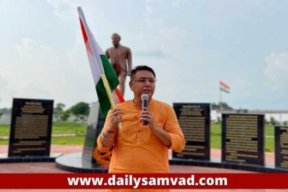 Independence Day: अमन अरोड़ा ने स्वतंत्रता दिवस की पूर्व संध्या के अवसर पर सैकड़ों लोगों के साथ गाया राष्ट्रीय गान