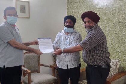 होटल एंड रेस्टोरेंट एसोसिएशन पंजाब के प्रधान अमरवीर सिंह ने फाइनांशियल कमिश्नर टैक्सेशन ए.वेणु प्रसाद को सौंपा मांगपत्र, पढ़ें