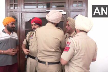 Operation Amritpal: अमृतपाल सिंह के घर पहुंची पुलिस