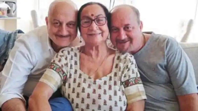 अनुपम खेर की मां, भाई और भाभी के साथ भतीजी को हुआ कोरोना, अमिताभ बच्चन की हालत स्थिर