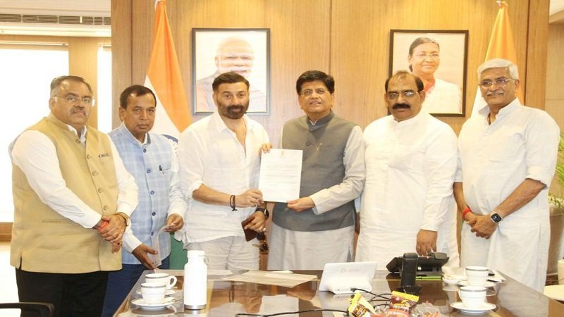 Punjab News: इन मांगो को लेकर अश्वनी शर्मा ने केन्द्रीय मंत्री पियूष गोयल से की मुलाकात