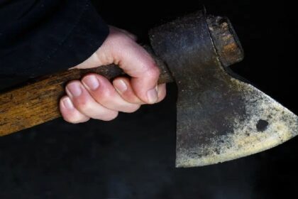 Crime News: घर वालों की मर्जी से शादी करना लड़की को पड़ा महंगा, प्रेमी ने कुल्हाड़ी से काटकर की हत्या