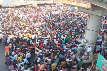 लॉकडाउन के बीच मुंबई में हजारों लोग सड़क पर उतरे, घर भेजने की मांग, देखें VIDEO