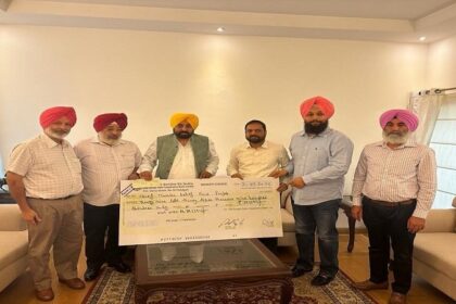 Punjab News: सहकारी बैंक मुलाजिमों द्वारा मुख्यमंत्री राहत फंड में 39.33 लाख रुपए का योगदान
