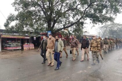 Gonda News: सीओ तरबगंज संसार सिंह राठी और SDM कुलदीप सिंह की अगुवाई में फ्लैग मार्च