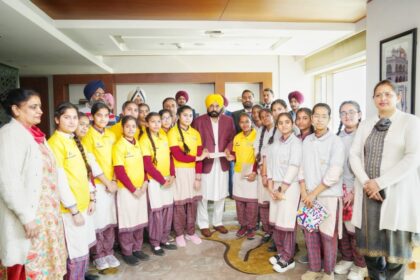 Punjab News: मुख्यमंत्री ने इसरो के लिए चिप बनाने वाली अमृतसर स्कूल की छात्राओं का किया सम्मान