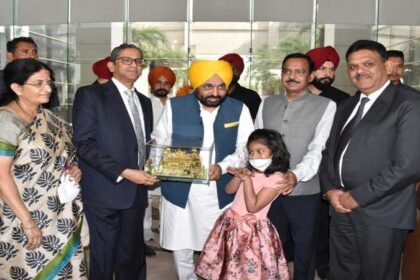 पंजाब दौरे पर आए चीफ़ जस्टिस एन.वी. रमना का CM भगवंत मान ने किया स्वागत