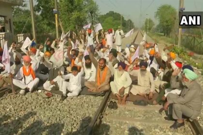 भारत बंद : पंजाब में किसानों ने रोकी ट्रेन, गुरदासपुर में दुकानें बंद करवाने को लेकर झड़प, दिल्ली बार्डर सील