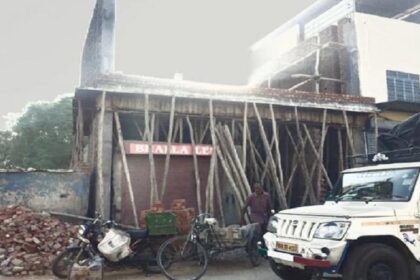 वाह रे कमिश्नर साहब! प्रताप बाग में भल्ला की बन रही दो मंजिला अवैध शोरूम पर मेहरबानी, उसी रोड पर BJP नेता की इमारत को कर दिया सील, नकोदर रोड के टैक्स चोर कारोबारी को कब भेजेंगे नोटिस?