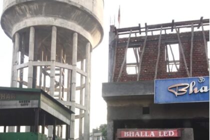 प्रताप बाग के पास अवैध बन रहे भल्ला LED के शोरूम पर बिल्डिंग ब्रांच चलाना चाहता है डिच, एक बड़े अधिकारी ने किया मना, जाने वजह