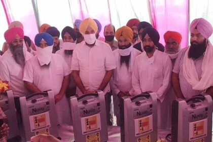 कांग्रेसी शीर्ष पद के लिए लड़ रहे हैं, लोगों को यह लड़ाई बहुत मंहगी पड़ रही: मजीठिया